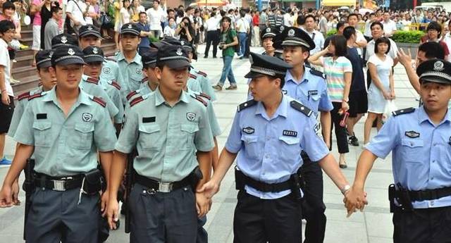 中国警察队伍换发99式警服,21世纪,为何保安服非常相似?