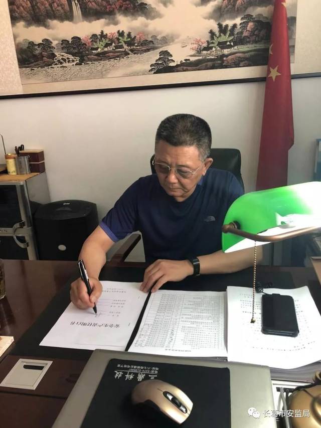 7月16日下午,长葛市民政局局长段勇与主管副职姚红伟进行安全生产谈心