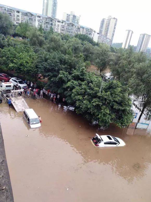 凌晨暴雨袭击荣昌!城区这些地方被淹了 接下来更凉凉的是.