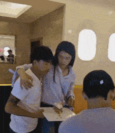 搞笑GIF:其实诱惑我是不用穿制服的