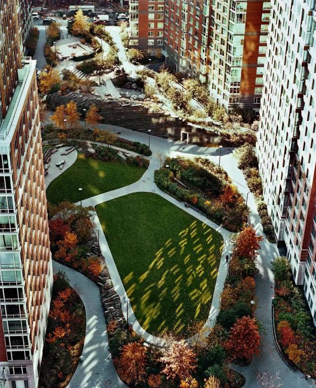 高人口密度和工业化生态环境中设计公园已有一定经验,包括纽约市著名