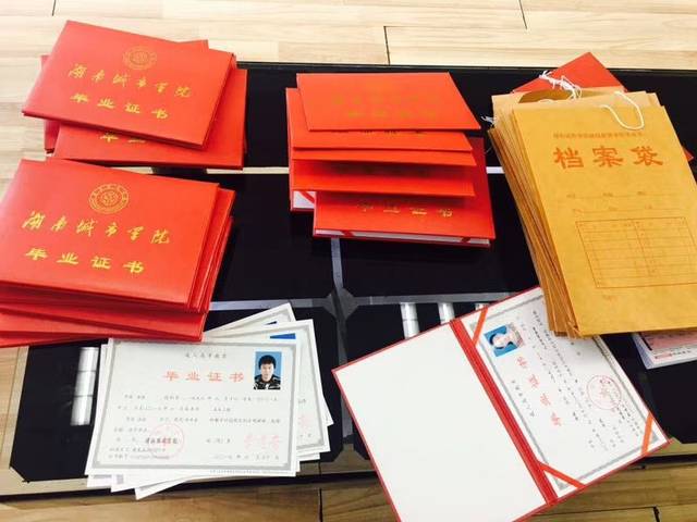 部分学生各院校毕业证书照片样本.