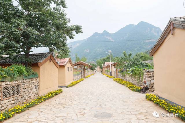 图为大同市灵丘县红石塄乡上沿河村干净的乡村道路 孟雷 摄