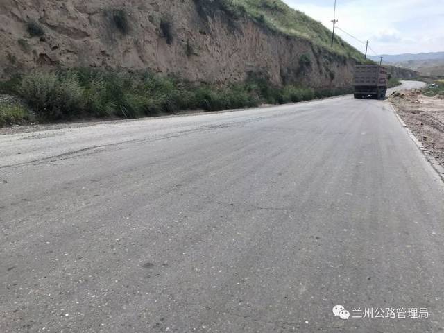 永登公路段x123线自融冰雪路面试验段铺筑完成