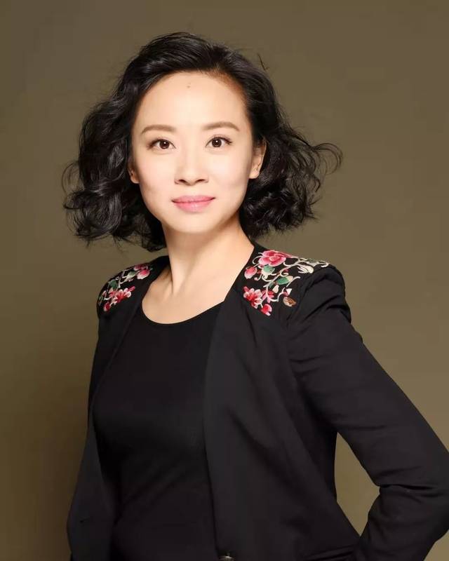 曾在江苏电视台,中央电视台等多家电视台供职二十多年,担任主持人