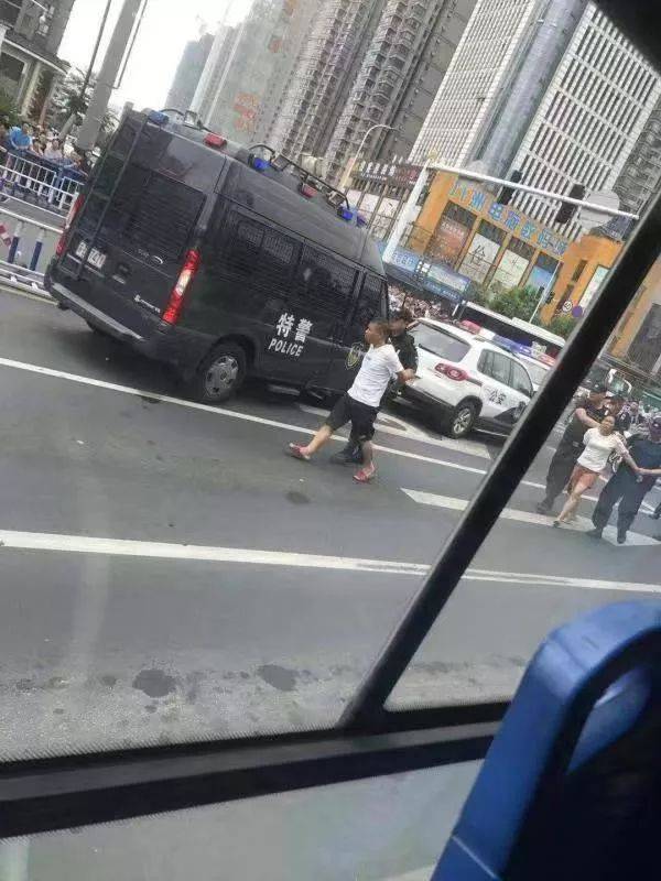 交警清理现场  事故发生后,事发路口一度临时管制, 截至中午12点22分
