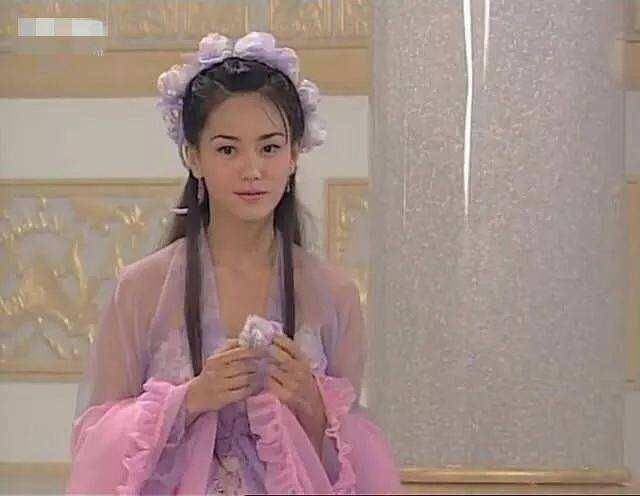 本是天上的牡丹仙子,转世之后爱上吕洞宾,最后在苍生面前还是选择