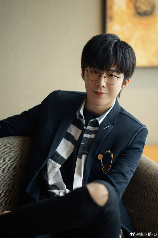 造型师发布刘宇宁活动造型照 长腿哥哥绅士迷人