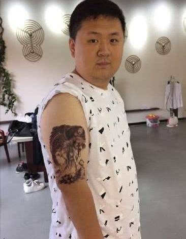 贾玲结婚6年从不晒老公,唯一一组健身照曝光,网友:怒甩彭于晏十条街!