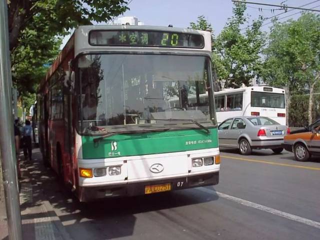 路公交线路跨越长宁,静安,黄浦三区,途经人民广场,上海革命历史博物馆