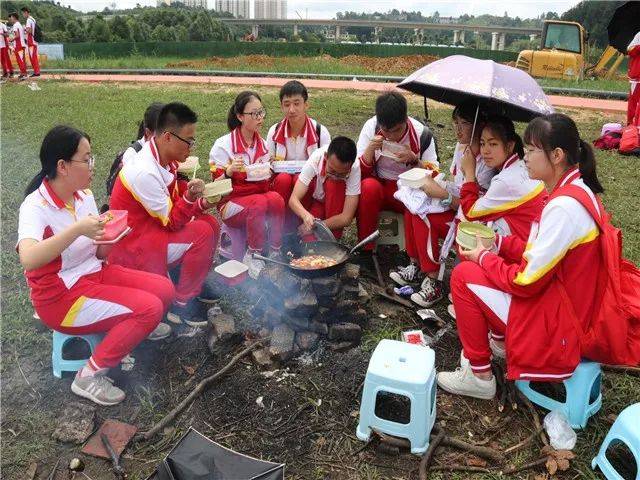 学生进行野炊