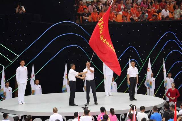 在会旗交接仪式上,中卫市有关负责同