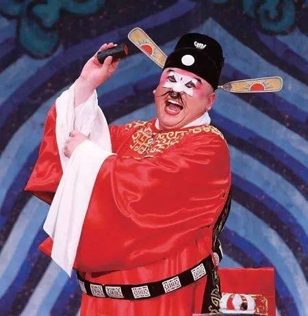 1982年,金不换开始跟随豫剧大师牛得草学艺.他的形象,个头,扮相,嗓