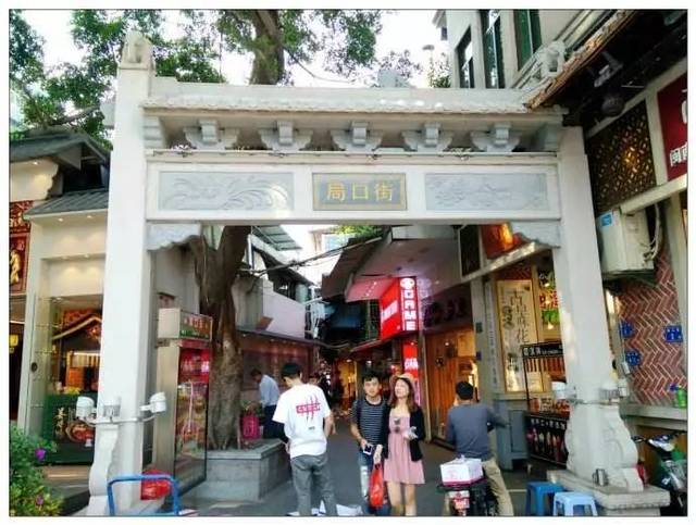 8.中山路有一条拥有许多特色小吃的街道,名为局口街,又称