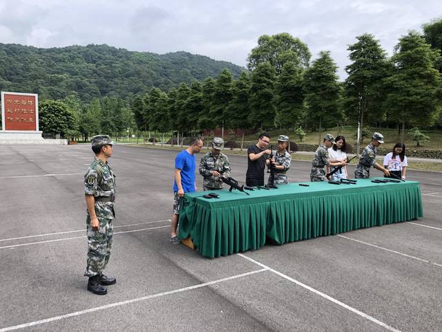 崇州市街子镇慰问驻军部队及消防中队