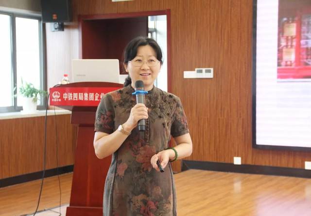 公司战略规划部副部长邹春燕分享员工行为和礼仪规范