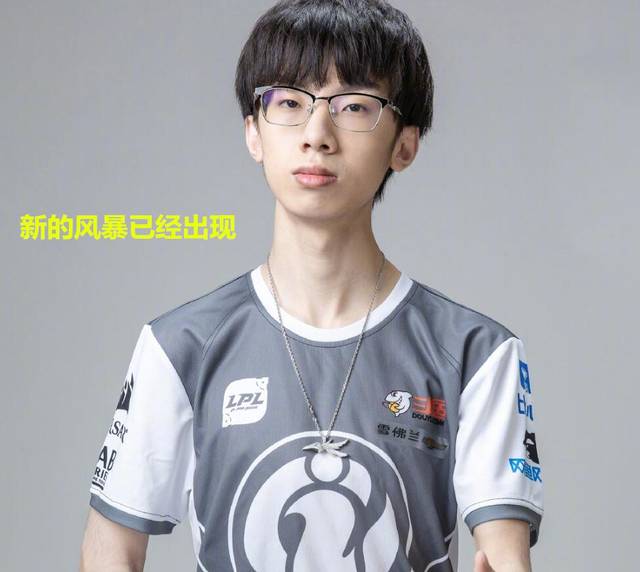 IG宝蓝坐姿成焦点,一旁女主持人脸色大变,就连