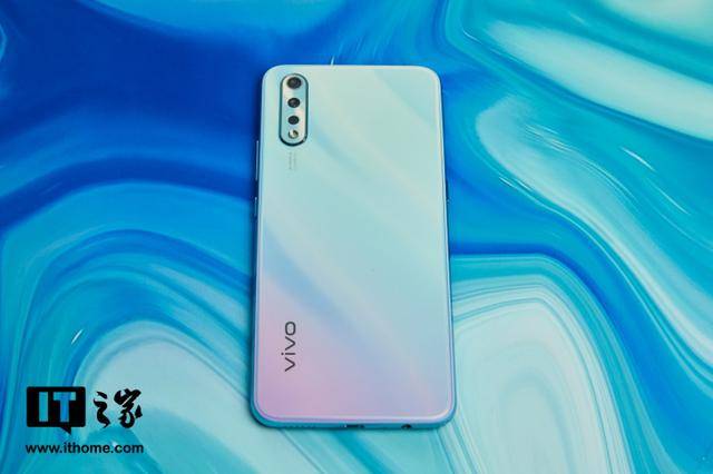 vivo y7s哪个颜色好看?vivo y7s海风青色和波漾蓝色真机图赏对比