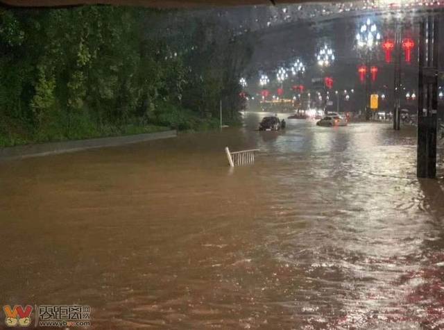 晚上十点半左右 霎时间电闪雷鸣倾盆大雨 多处道路积水 给大家出行