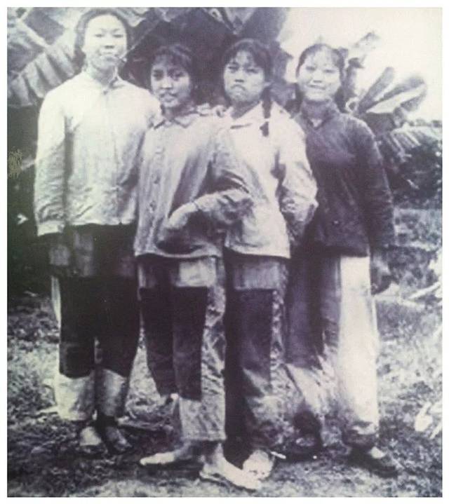 △△衣服缀满补丁