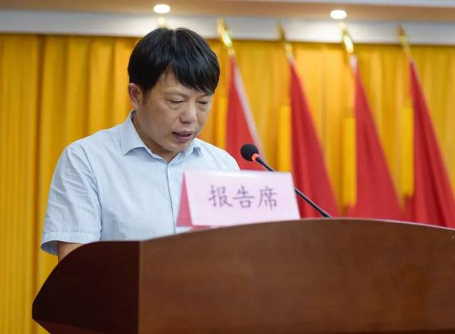 柯桥区公安分局安昌派出所所长孙志杰向大会报告2019年派出所半年度