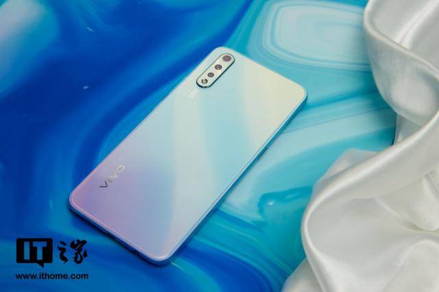 vivo y7s哪个颜色好看?vivo y7s海风青色和波漾蓝色真机图赏对比