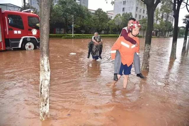 暴雨淹城 老人流着泪:谢谢你们,趟着浑水把我背出来