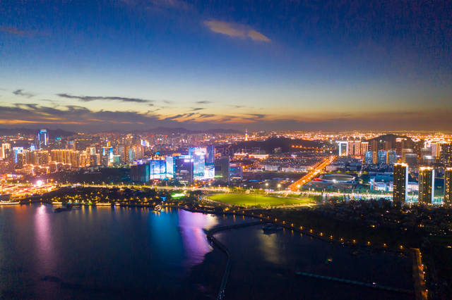 原创成立刚5年的青岛西海岸新区,高楼林立夜景迷人