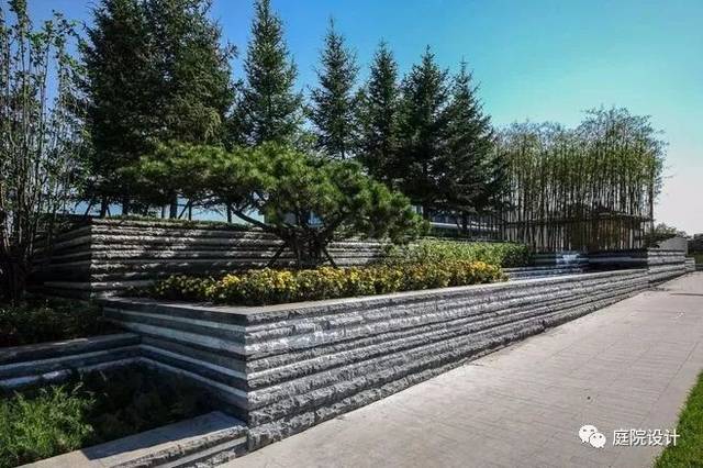 石头, 大大小小的垒起来, 搭错接缝就是一种线条的美 花池下如果再配