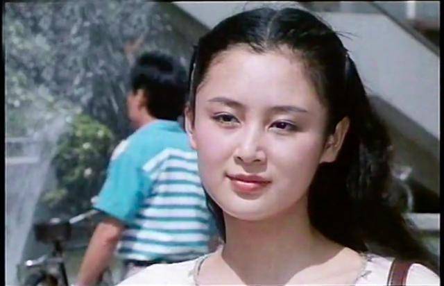 这是陈红在21岁的时候参演的一部电影,拍摄于1990年,名叫《都市刑警》