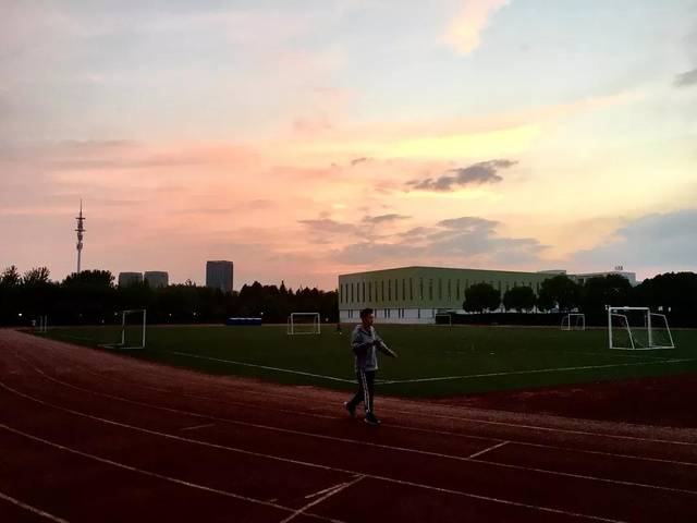 4常熟理工学院秋景 夕阳西下 落日余晖映照下的校园 别有一番意境