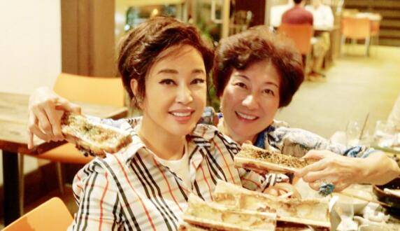 刘晓和陈烨合影照,36年后两宫皇太后再同框