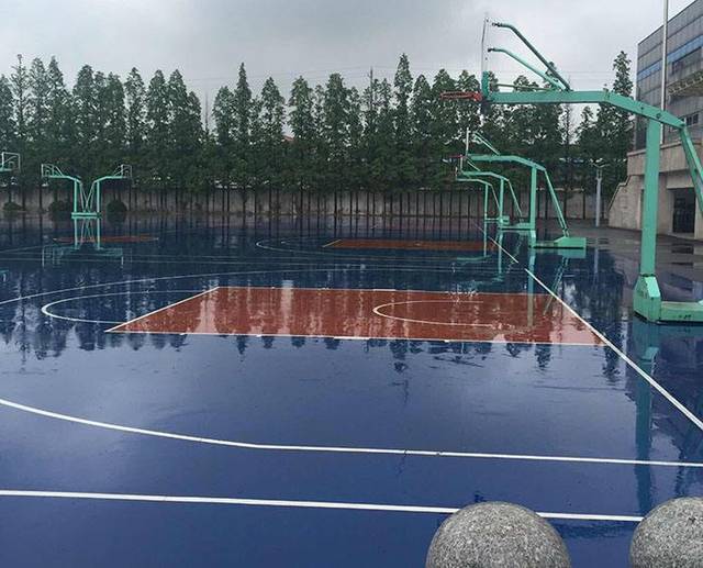 在场地面积受限时也可以设置半场篮球场,尺寸为15米×14米,注意留出