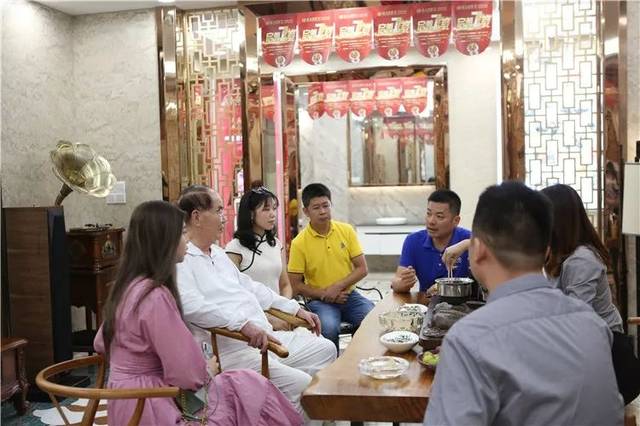 留隍乡贤许应裘先生和女儿许桦参观丰顺艺港建材城