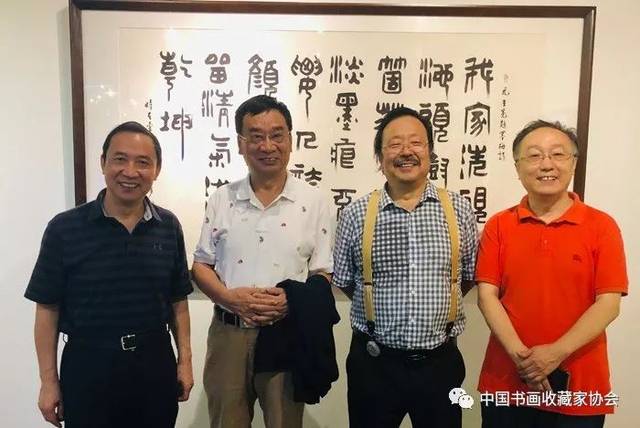 崔陟会长(右)与宋国柱副会长(左)在苏士澍先生参展作品前合影