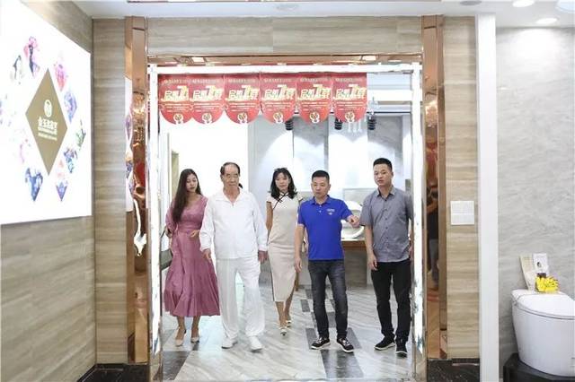 留隍乡贤许应裘先生和女儿许桦参观丰顺艺港建材城