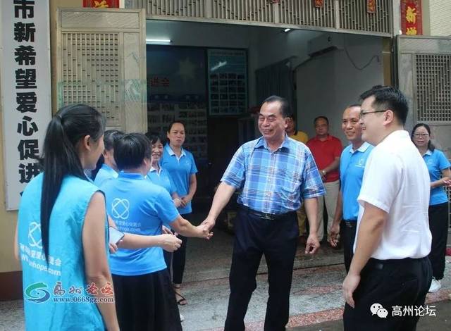 高州市团委书记赖建波以及社会各界老板,爱心人士与志愿者们一起对