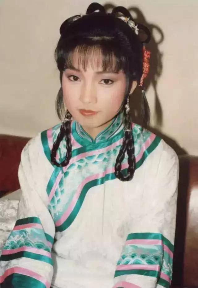 57岁戚美珍,为爱隐退娱乐圈,与三哥苗侨伟携手走过37年