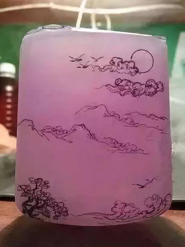 还记得上年公盘价值千万桃花春翡翠?成品已现世,惊艳众人!