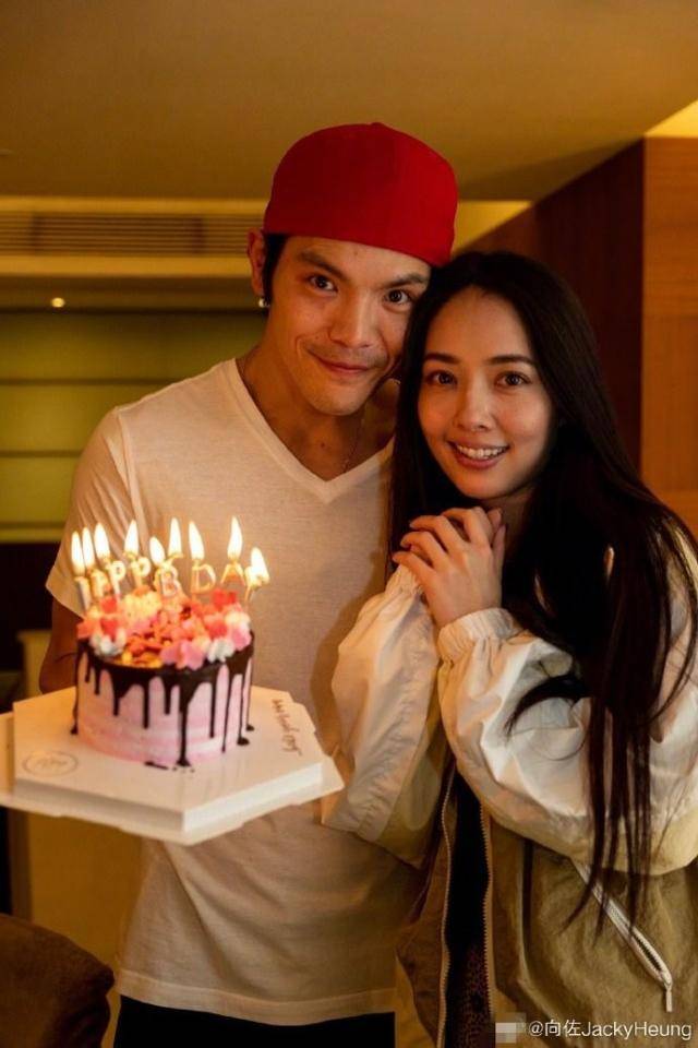 郭碧婷亲手做生日蛋糕感动未婚夫,向佐晒两人
