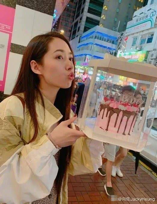 郭碧婷亲手做生日蛋糕感动未婚夫,向佐晒两人