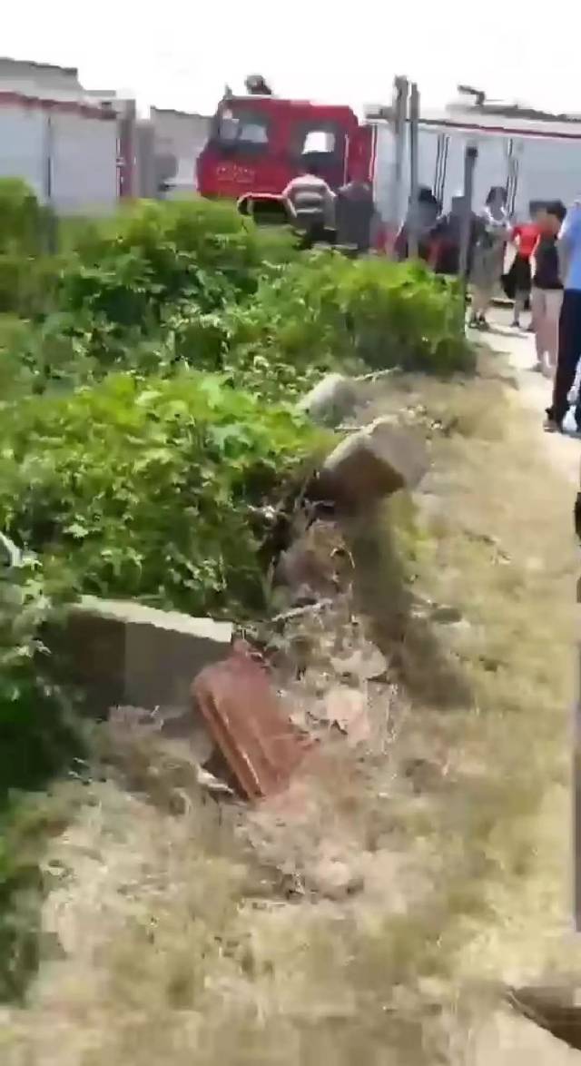 南通如东发生一起车祸,一男子不幸溺亡.