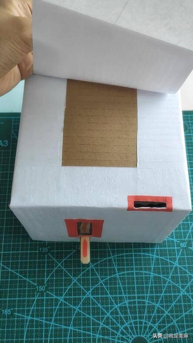 儿童存钱罐还用买吗?美麻教你用纸箱制作密码存钱罐,简单又好玩