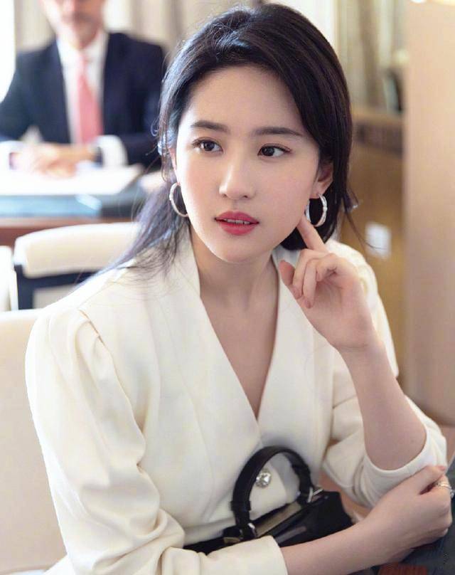 刘亦菲又显仙气了,一袭裸色礼服裙婉约大方,