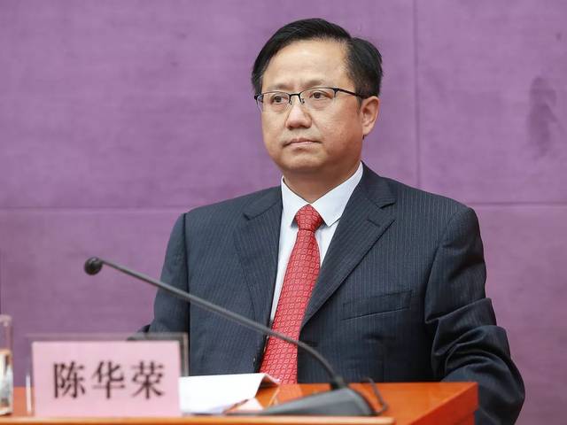 湖北省商务厅党组成员,副厅长陈华荣