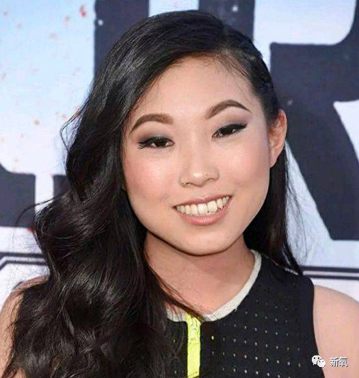 女主名叫awkwafina,中韩混血,从小在美国长大,是一名演员,歌手,兼主持