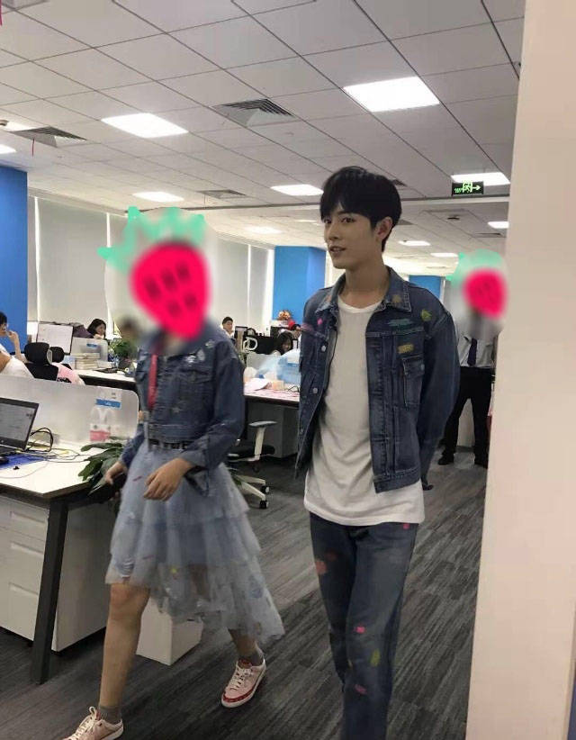 原创《陈情令》男主肖战现身上海被偶遇晒生图,网友:清新帅气笑容甜
