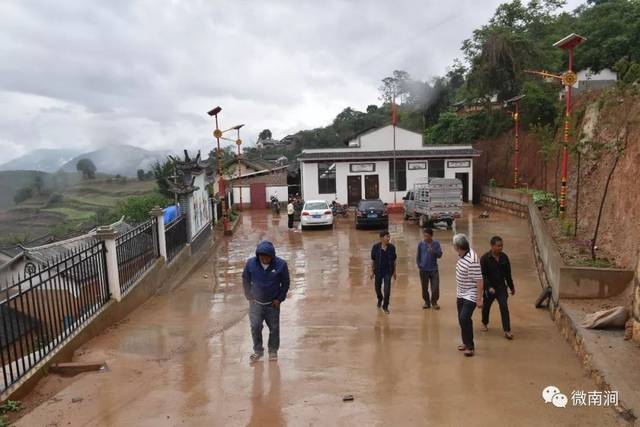 记者跟随南涧县发改局和碧溪乡的相关干部冒雨前往碧溪乡新虎村委会利