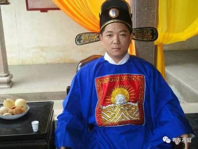 晚会观看,开场有潮州大锣鼓,演员阵容除了有潮汕本土笑星名师蔡汕长