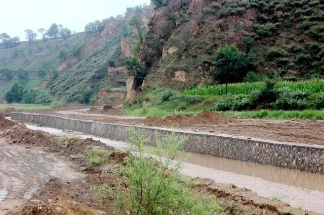 下面高村新农村河道整治现场